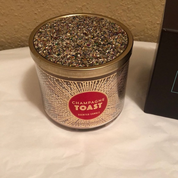 NWT & NIB Limited Edition Champagne Toast 3 wick Candle & Decorative Glitter Lid - Picture 6 of 11